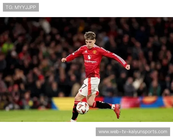 加纳乔突破传中,曼联门前抢点慢一步,加纳的足球 加纳乔突破传中,曼联门前抢点慢一步,加纳的足球